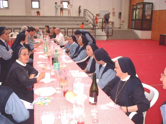tavolata dei partecipanti al pranzo dopo la s. messa