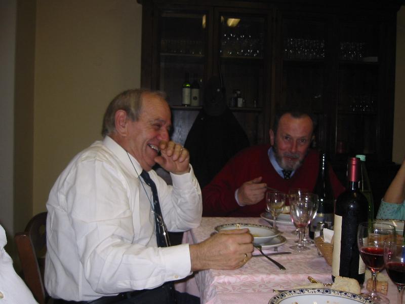 L'alpino Berio con l'amico Ivano  alla prova dei cappelletti