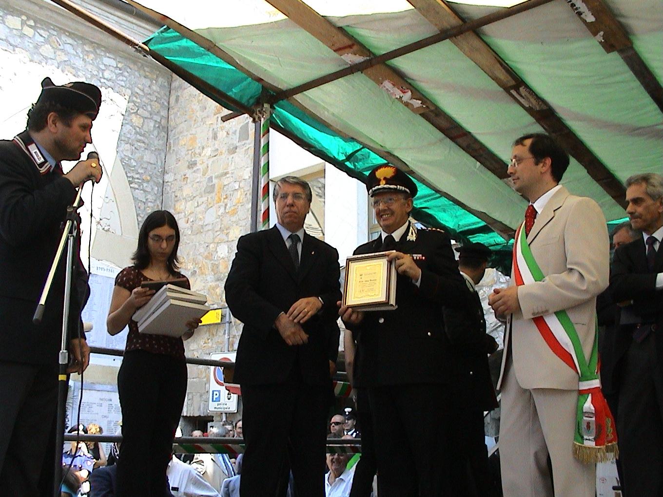 premiazione SASSI comm. Elio con il min. GIOVANARDI il col.Marturano,il prefetto e il Sindaco