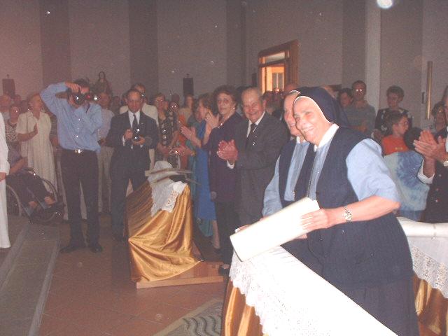consegna della pergamena a suor RITA