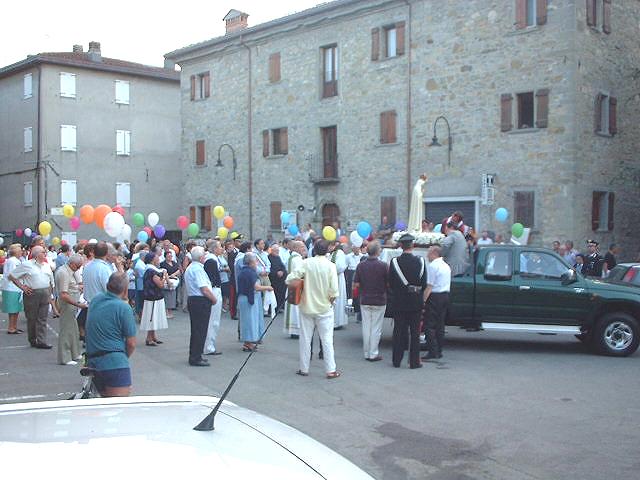 La Madonna viene  messa sull'auto che la portera' alla prossima tappa in LETTONIA