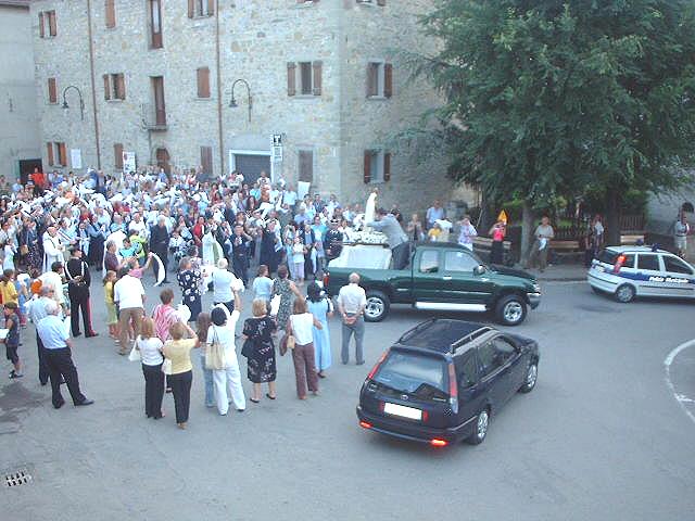 l'auto con la Madonna lascia la piazza di Villa