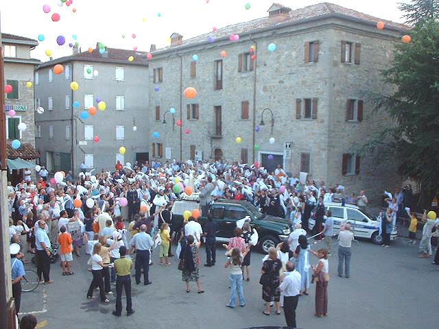 il lancio dei palloncini saluta la Madonna